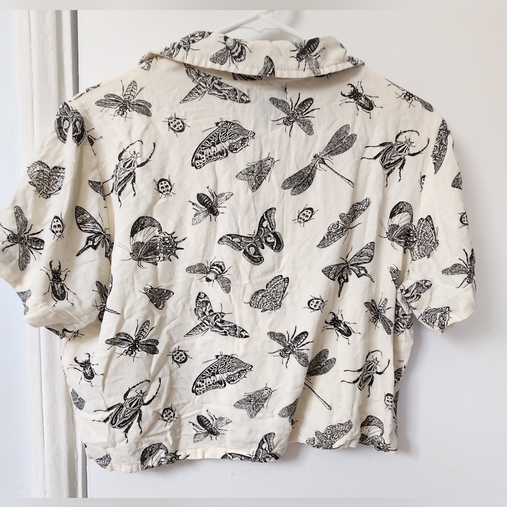 Hot Topic Cream Button Crop Shirt with Black Insect Print (sz small) - Picture 2 of 10